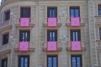 Colgaduras con el emblema oficial de la boda real