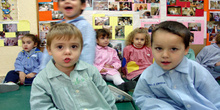 Niños sentados en colchonetas