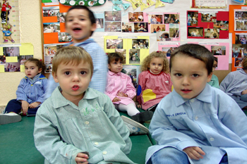 Niños sentados en colchonetas