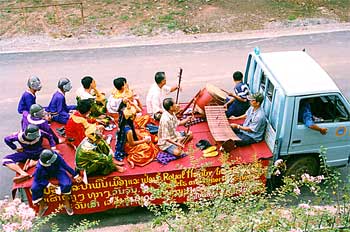 Camión con músicos y actores mono. Luang Prabang, Laos