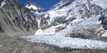 Transformación de cascada de hielo en glaciar pedregoso