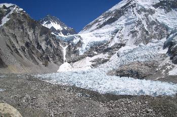 Transformación de cascada de hielo en glaciar pedregoso