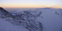 Amanecer con la Banda Amarilla del Everest en primer plano