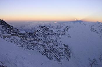 Amanecer con la Banda Amarilla del Everest en primer plano