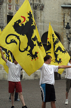 El León de Flandes, la bandera en un ensayo, Brujas, Bélgica