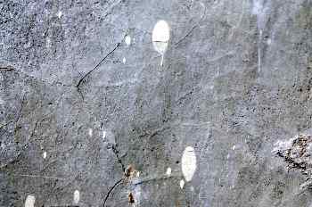 Piedra porosa con pintura blanca