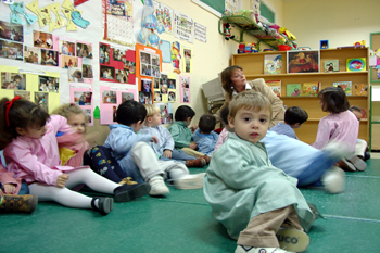 Niños sentados en colchonetas