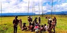 Guerreros armados con lanzas, Irian Jaya, Indonesia
