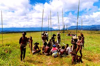 Guerreros armados con lanzas, Irian Jaya, Indonesia