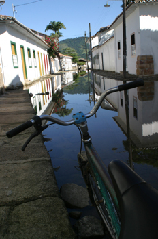 Inundación en las calles de Paraty, Rio de Janeiro, Brasil