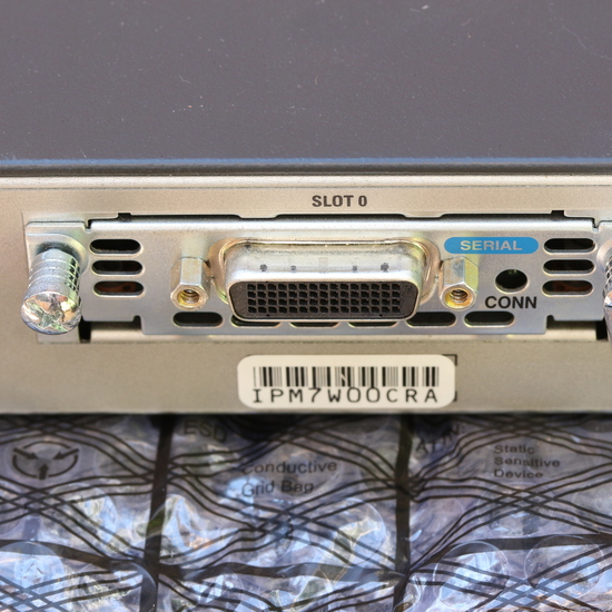 Desatornillando tarjeta interfaz slot 0 en router Cisco 1841