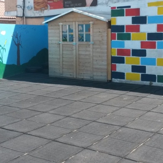 Infantil. Patio casita material.