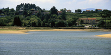 Bahía arenosa de la playa de Misiegu en la ría de Villaviciosa,