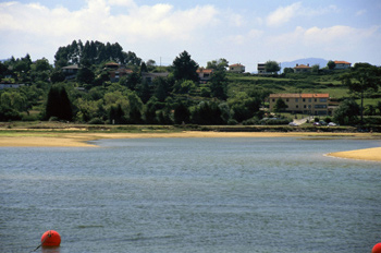Bahía arenosa de la playa de Misiegu en la ría de Villaviciosa,
