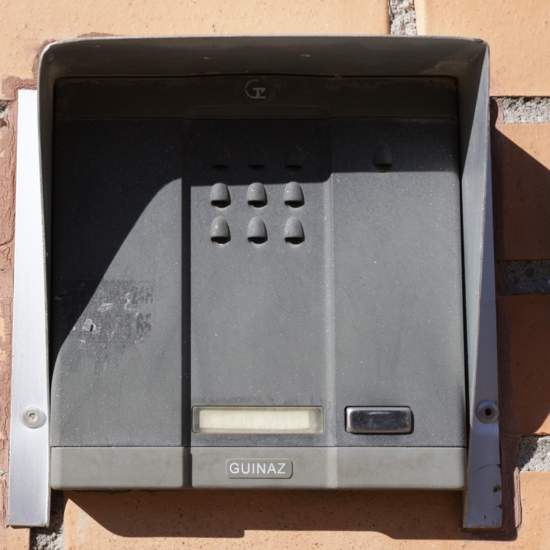 Portero automático de un usuario vista frontal con visera de protección