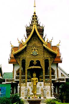 Frontal de templo con estatua, Tailandia