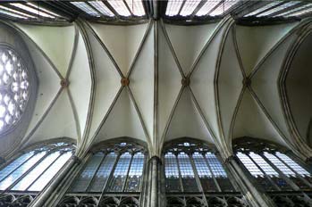 Detalle de bóvedas de la catedral de Colonia, Alemania