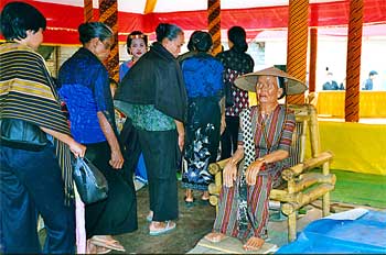 Presentación de respetos a estatua, Sulawesi, Indonesia