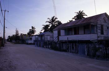 Calle de arena en Cayo Caulker, Belice