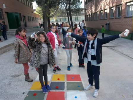 Los padres juegan en el cole  2