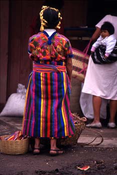 Mujer con el traje tradicional en Antigua, Guatemala