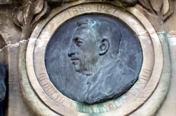 Detalle del monumento a Obdulio Fernández Pando