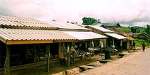 Acceso a casas con protección contra riadas, Laos
