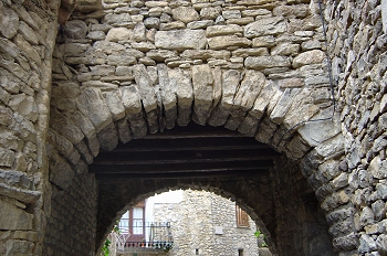 Detalle del techo del callejón. Roda de Isábena, Huesca