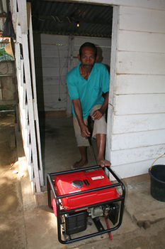 Motores extracción de agua, Melaboh, Sumatra, Indonesia