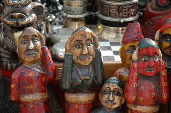 Venta de máscaras y muñecas religiosas, Katmandú, Nepal