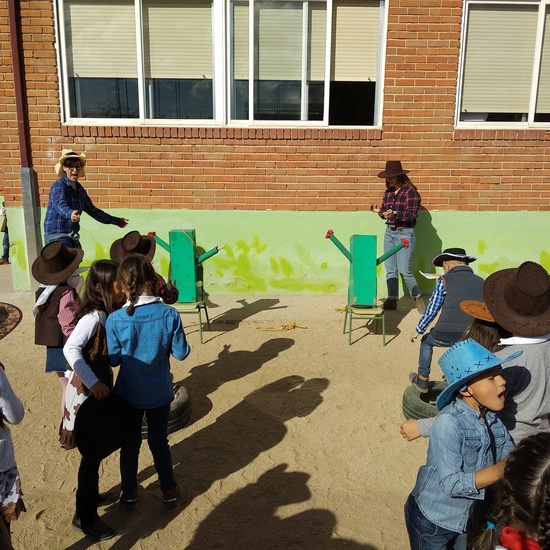 2º disfrutando con los juegos en el patio. 3