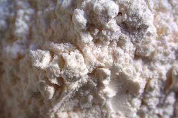 Mineral  de color blanco