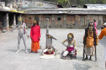 Sadus (Hombres sagrados) que piden limosnas en el patio de los t