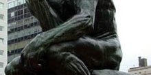 Reproducción de El Pensador de Rodin en la Plaza del Congreso, B