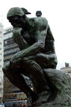 Reproducción de El Pensador de Rodin en la Plaza del Congreso, B
