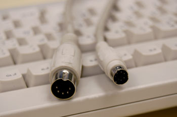 Detalle de conectores de teclado DIN y PS/2