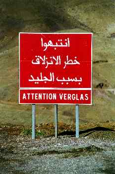 Señal de tráfico en árabe y francés avisando de hielo