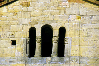 Ventana trífora de Santa María de Naranco, Oviedo, Principado de