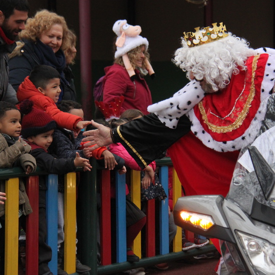 Visita de sus Majestades los Reyes Magos al colegio Luis Bello en moto 2018 13