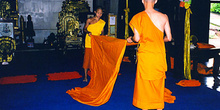 Monjes limpiando, Tailandia