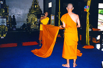 Monjes limpiando, Tailandia