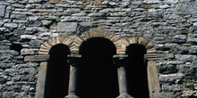 Ventana trífora de la iglesia de San Pedro de Nora, Oviedo, Prin