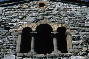 Ventana trífora de la iglesia de San Pedro de Nora, Oviedo, Prin