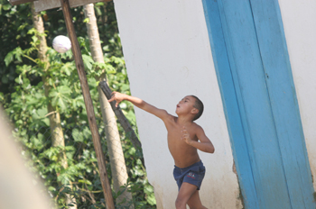 Chicos de Quilombo jugando al balón, Sao Paulo, Brasil