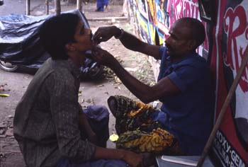 Barbero callejero, Calcuta, India