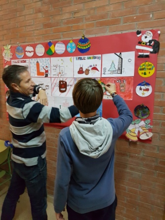 Decorando pasillos del pabellón 3 por Navidad 10