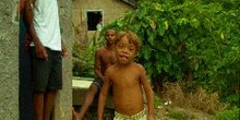 Familia en la puerta de su chabola, favela de Rio de Janeiro, Br
