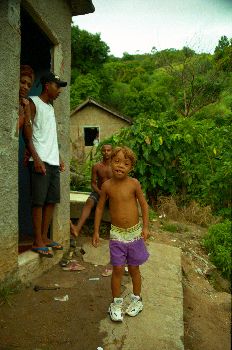 Familia en la puerta de su chabola, favela de Rio de Janeiro, Br