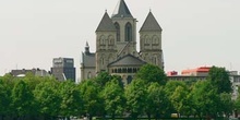 Vista frontal de iglesia en Colonia, Alemania