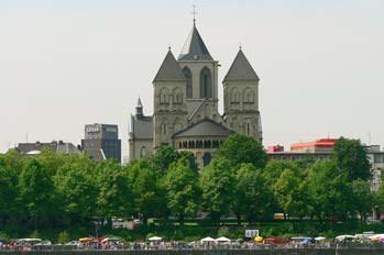 Vista frontal de iglesia en Colonia, Alemania